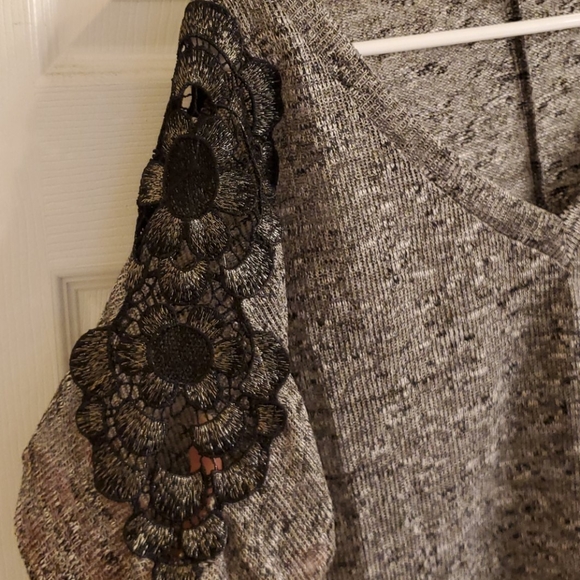 Lace detail blouse - Picture 2 of 4